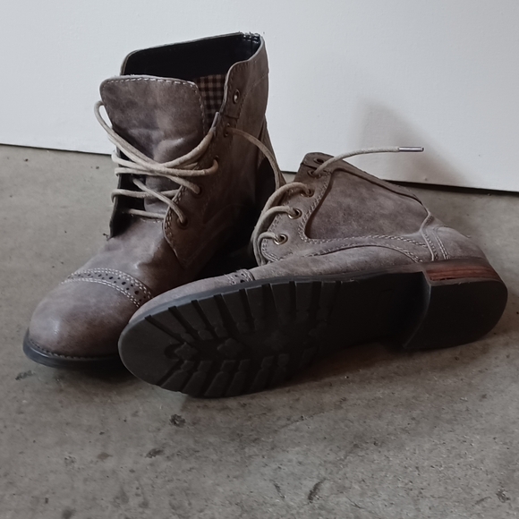 G.H. Bass & Co. Pamela Boots - Picture 4 of 9